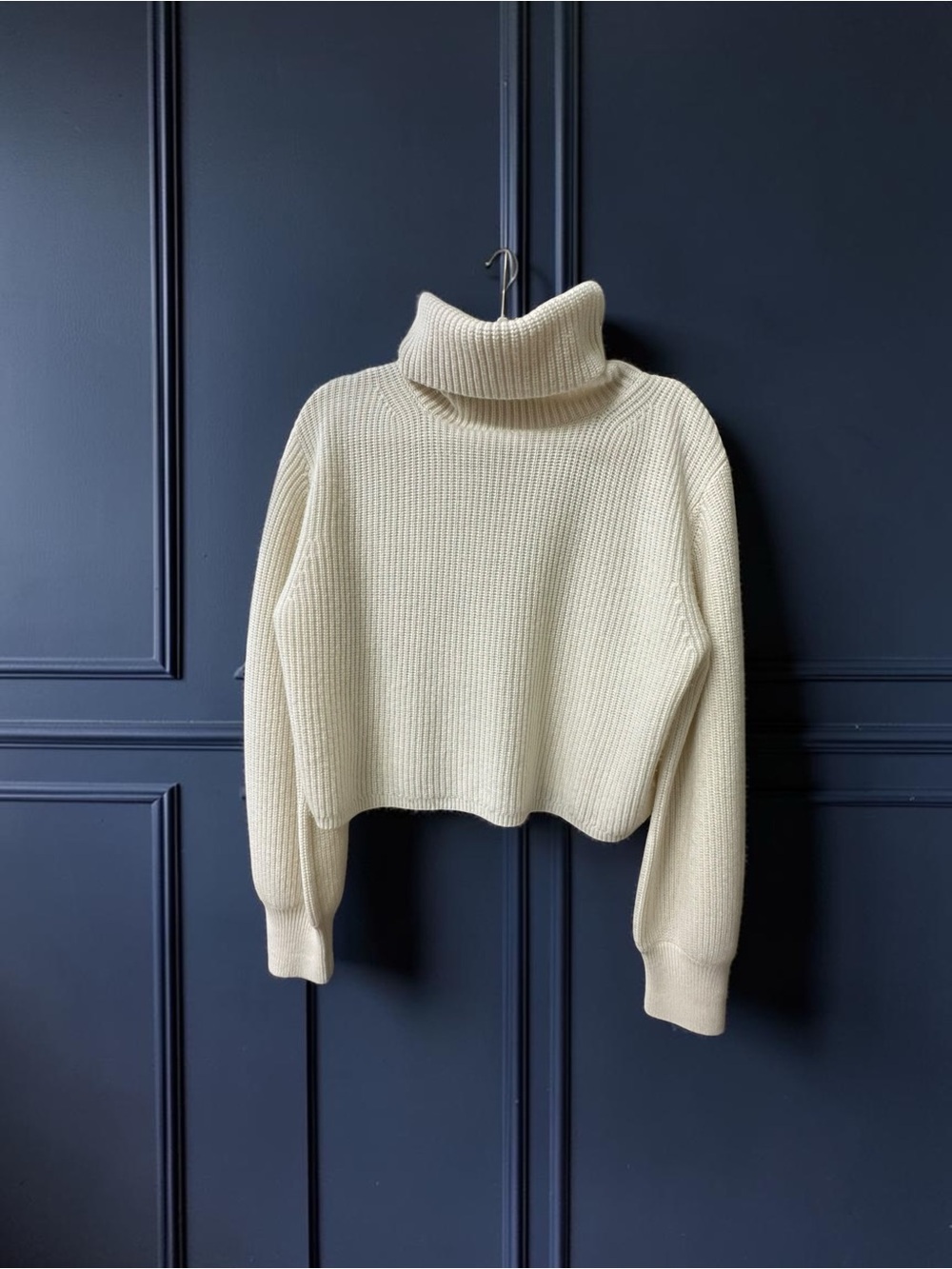 Alice & Olivia Cashmere Blend Boxy Turtleneck Sweater. Cream. Size: XL